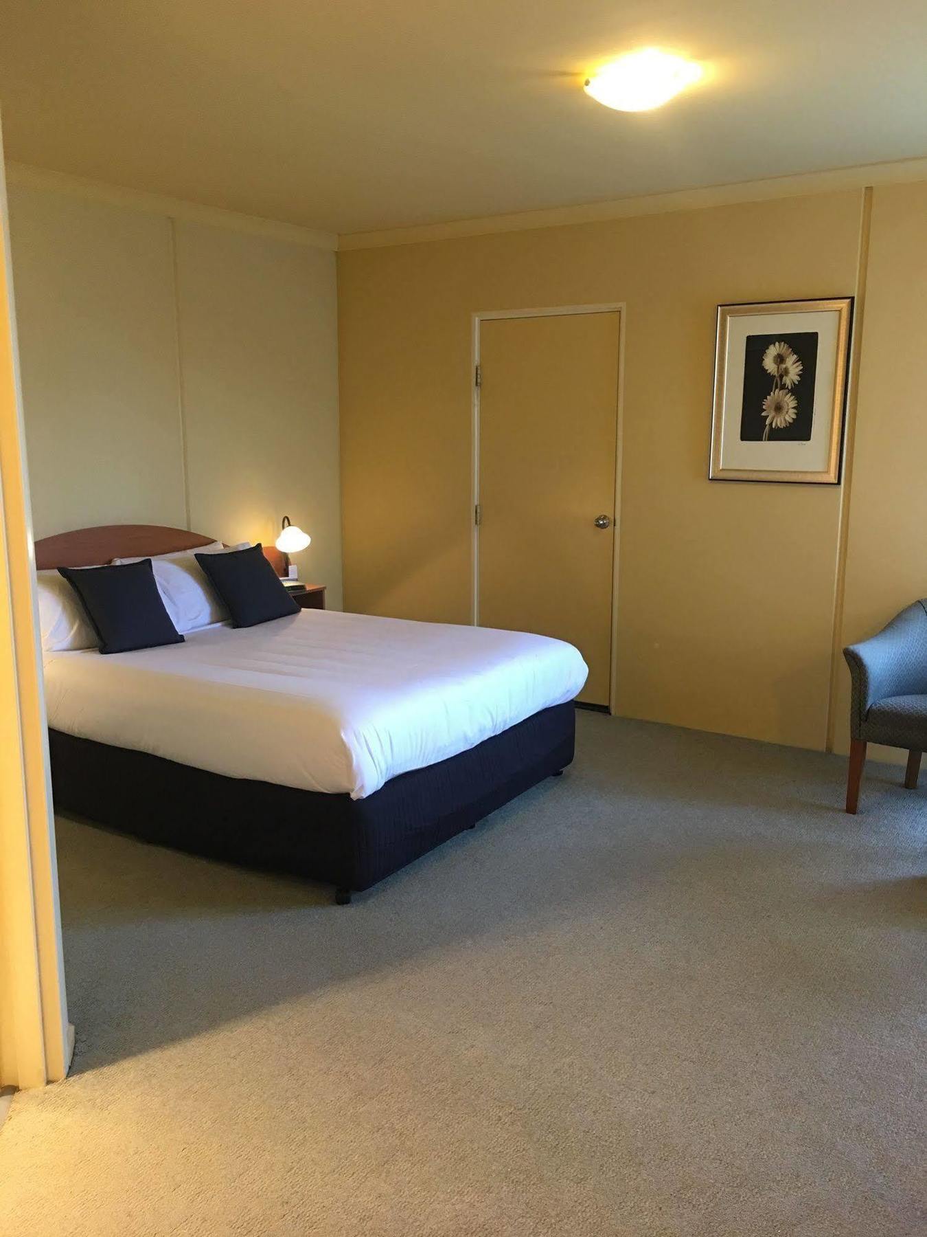 Hopkins House Motel & Apartments Уорнъмбул Екстериор снимка