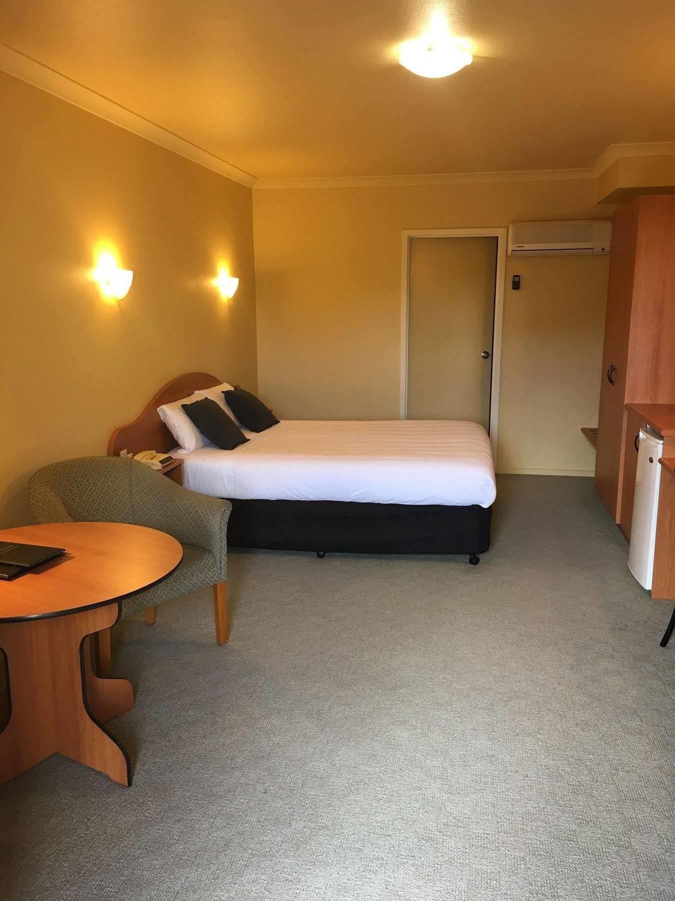 Hopkins House Motel & Apartments Уорнъмбул Екстериор снимка