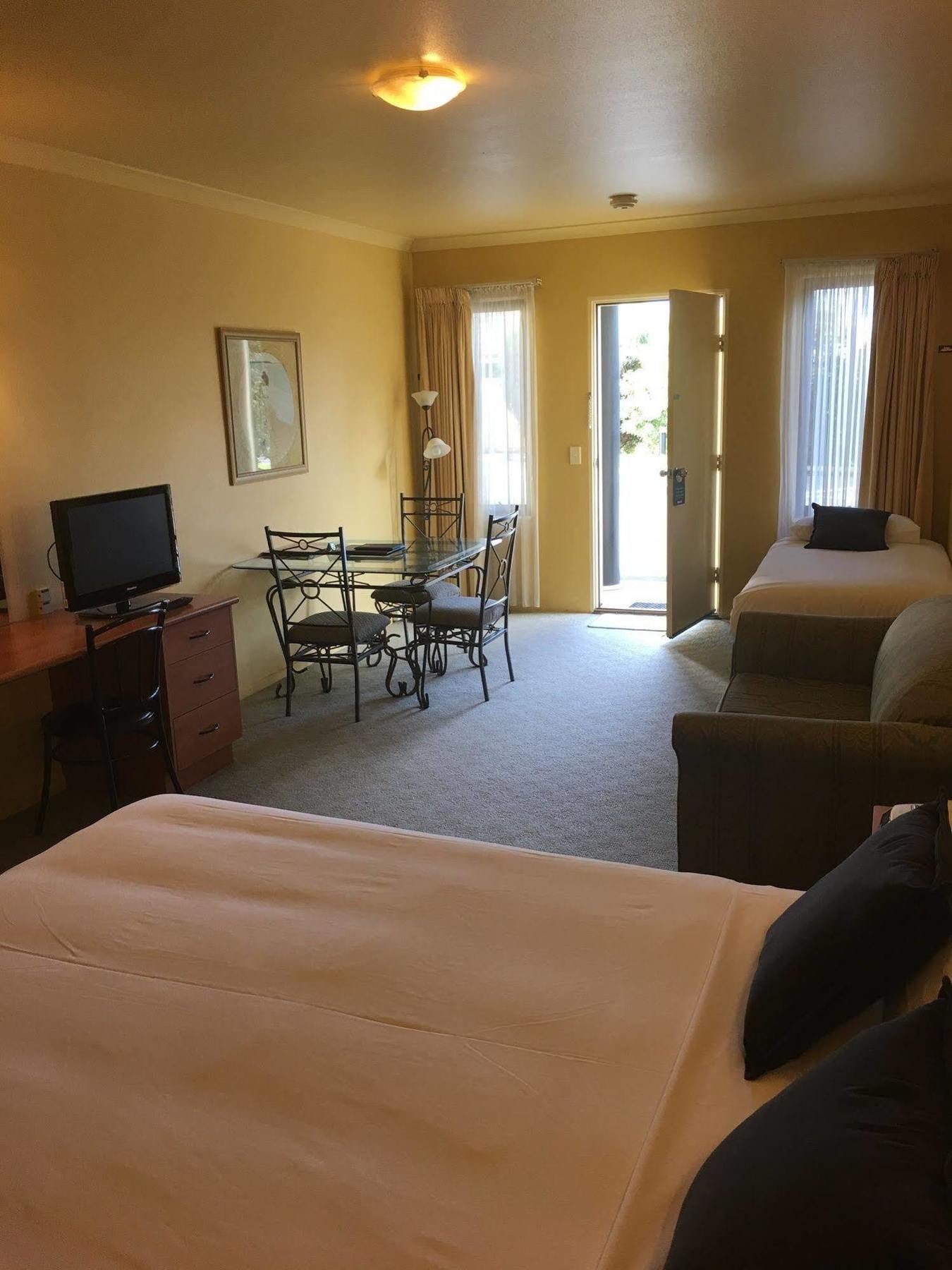 Hopkins House Motel & Apartments Уорнъмбул Екстериор снимка