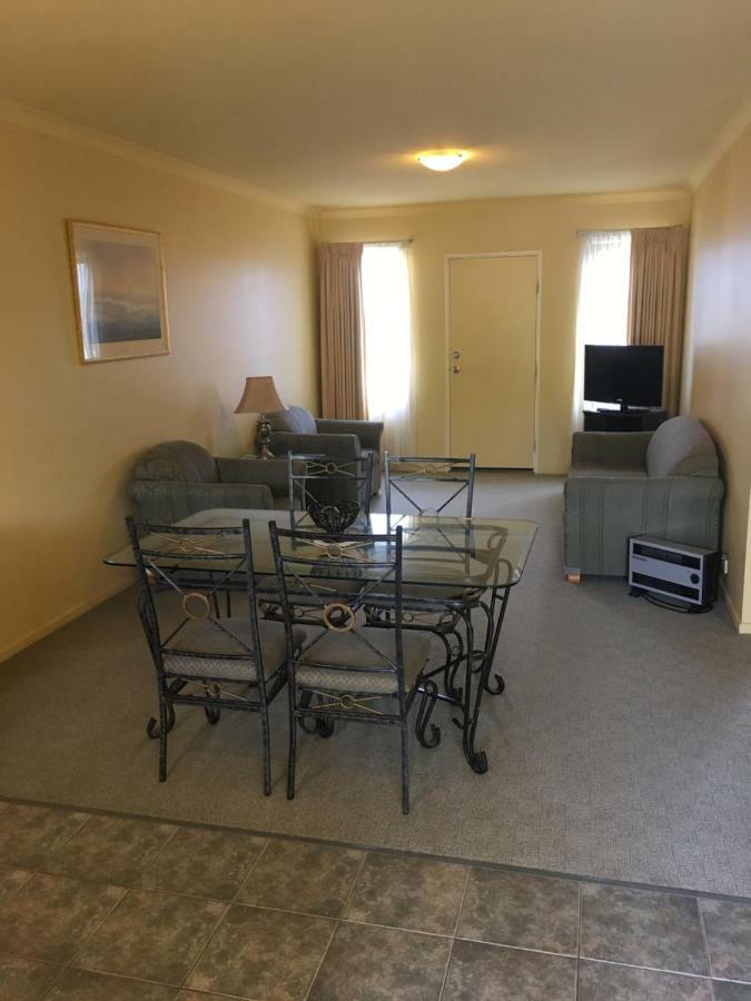 Hopkins House Motel & Apartments Уорнъмбул Екстериор снимка